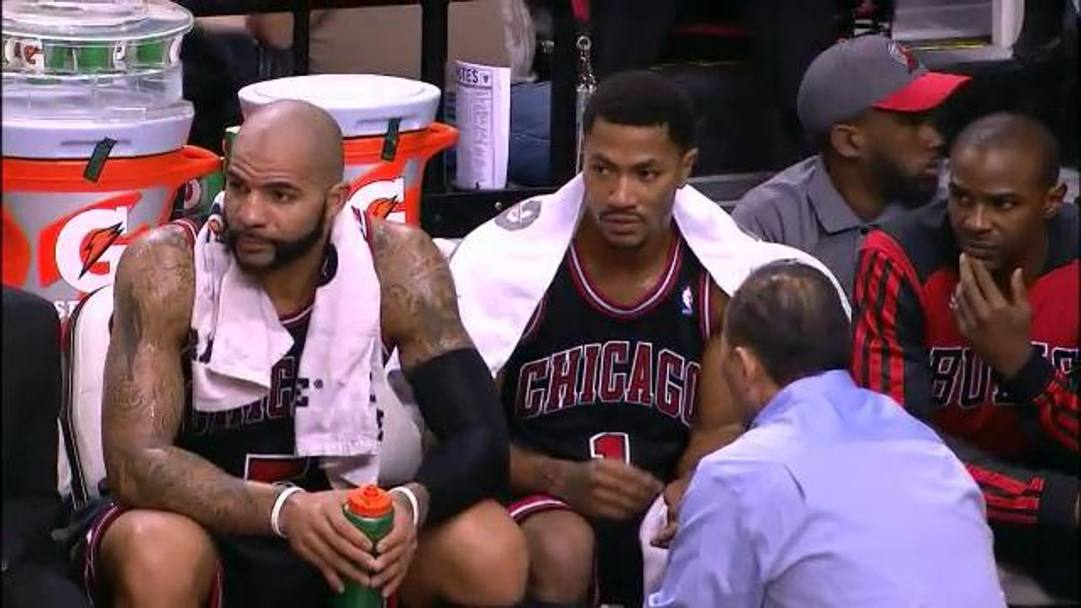 Rose, seduto accanto a Boozer, viene controllato dallo staff dei Bulls.